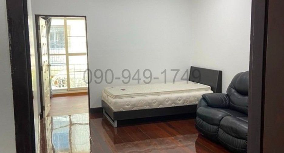 For rent 3 bedrooms townhouse in Watthana, Bangkok