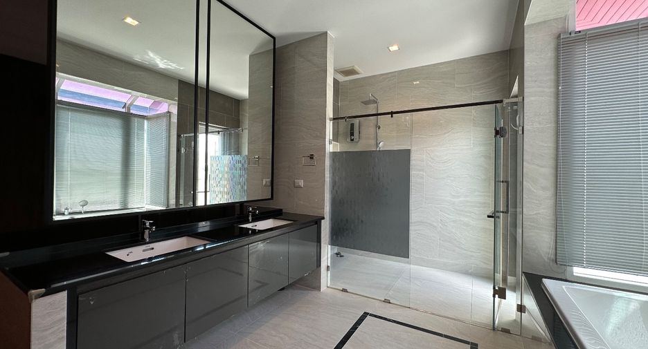 For sale 5 bed house in Pak Kret, Nonthaburi