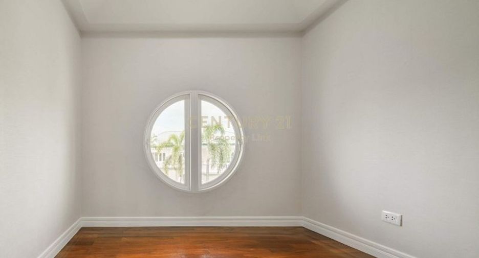 For sale 4 bedrooms house in Thawi Watthana, Bangkok