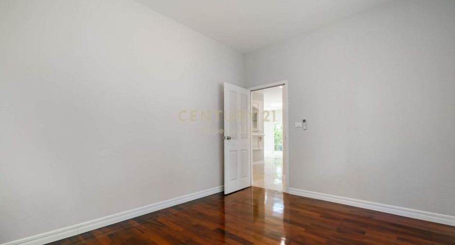 For sale 4 bedrooms house in Thawi Watthana, Bangkok