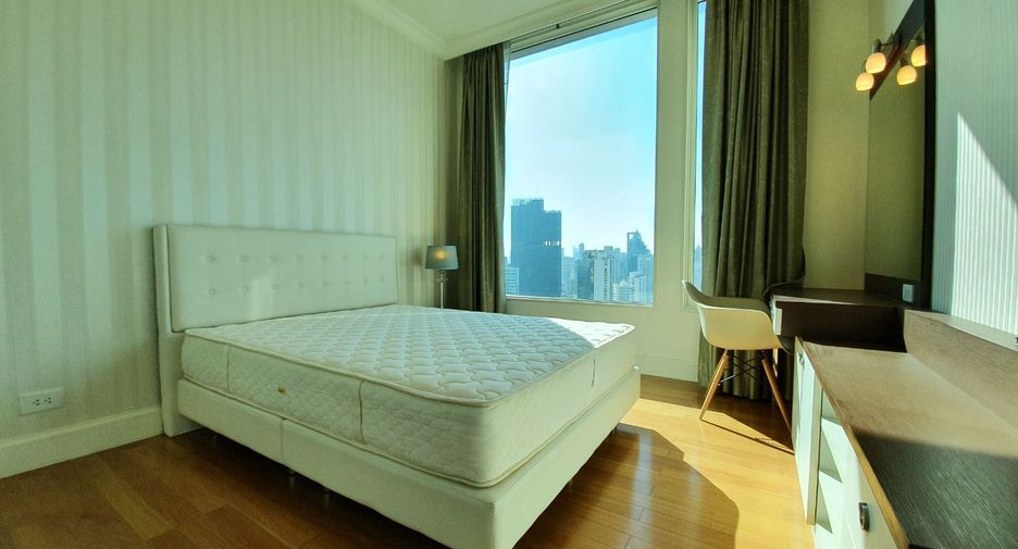 For rent 3 bedrooms apartment in Watthana, Bangkok