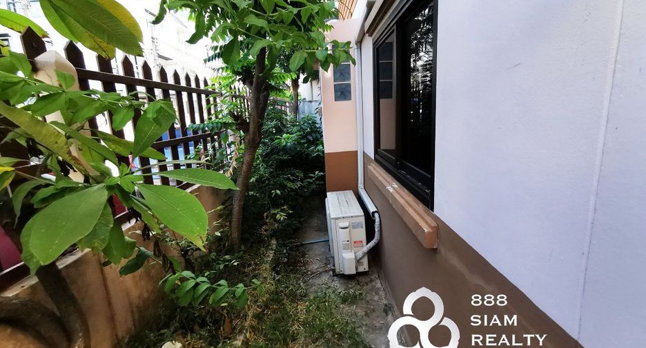For sale 3 bedrooms house in Yan Nawa, Bangkok