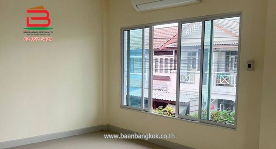For sale 4 bedrooms townhouse in Thanyaburi, Pathum Thani