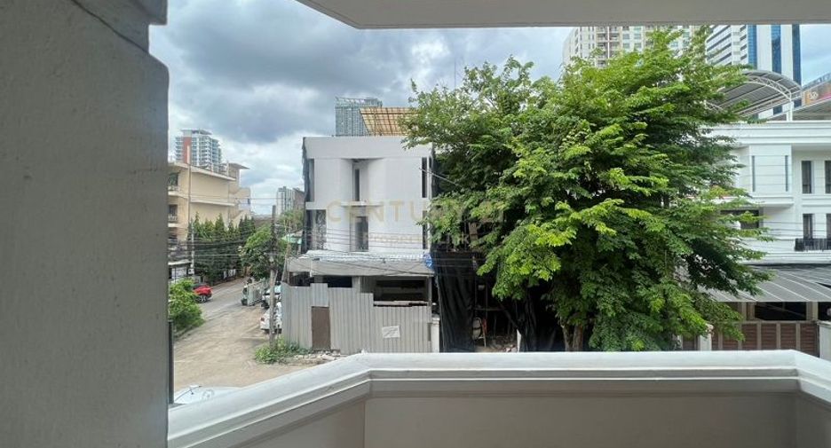 For rent 4 bedrooms townhouse in Phaya Thai, Bangkok
