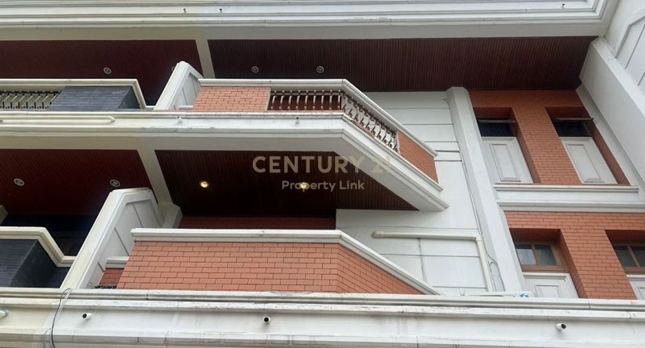 For rent 4 bedrooms townhouse in Phaya Thai, Bangkok