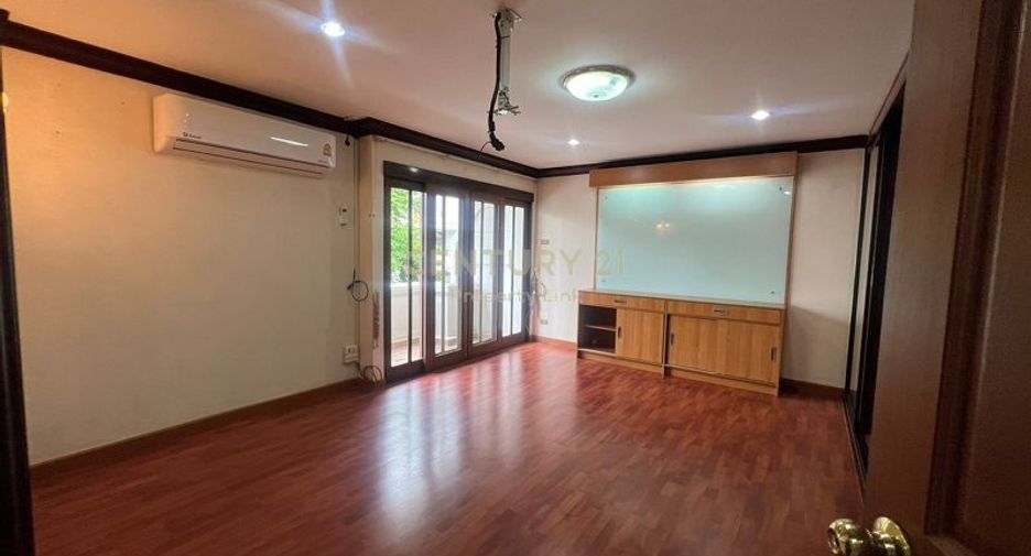 For rent 4 bedrooms townhouse in Phaya Thai, Bangkok