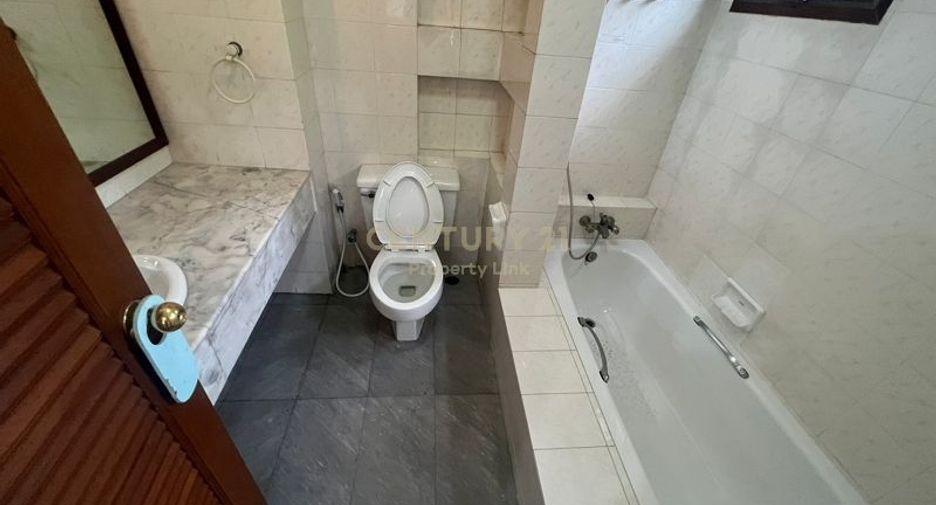 For rent 4 bedrooms townhouse in Phaya Thai, Bangkok