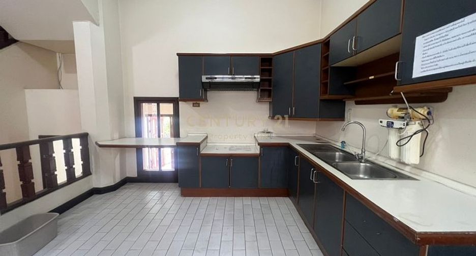 For rent 4 bedrooms townhouse in Phaya Thai, Bangkok