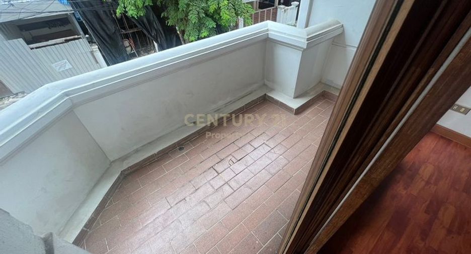 For rent 4 bedrooms townhouse in Phaya Thai, Bangkok