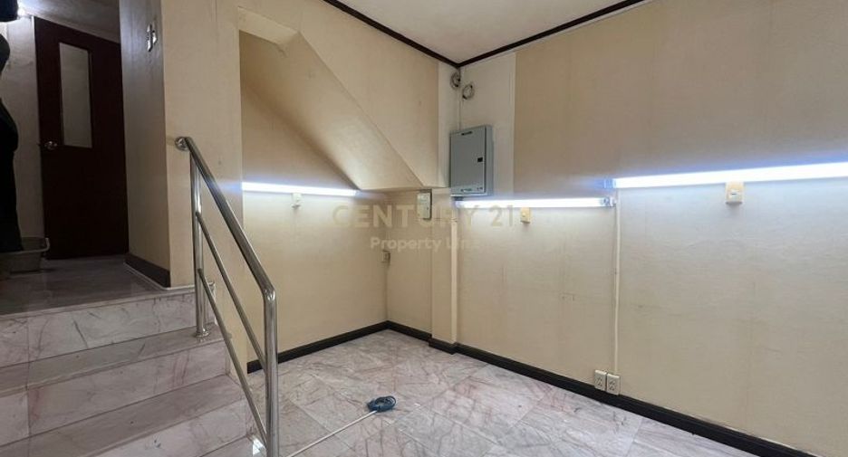 For rent 4 bedrooms townhouse in Phaya Thai, Bangkok