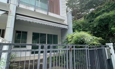 À vendre 3 chambres maison de ville à Bang Khen, Bangkok