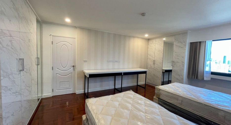 For rent 3 bedrooms condo in Watthana, Bangkok
