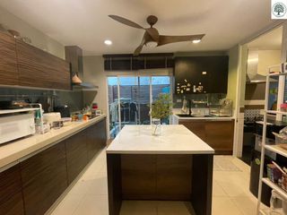 For sale 3 bedrooms townhouse in Watthana, Bangkok
