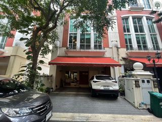 For sale 3 bedrooms townhouse in Watthana, Bangkok