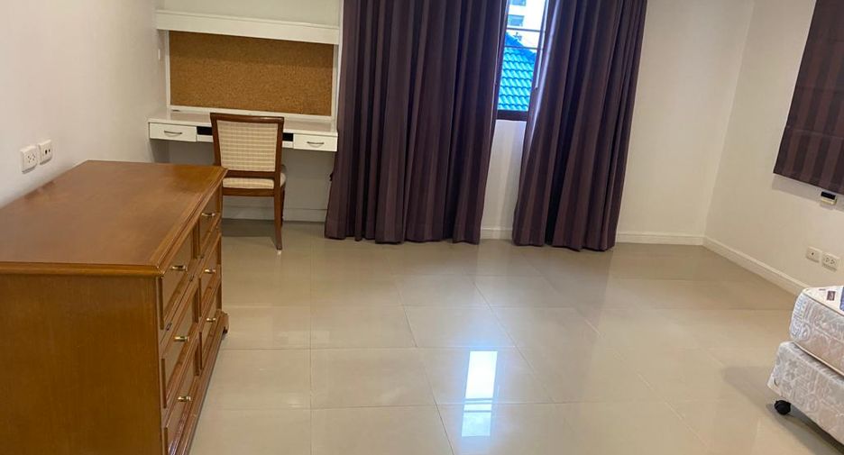 For sale 3 bed condo in Watthana, Bangkok