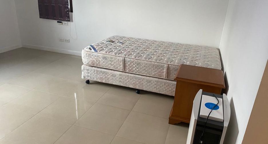 For sale 3 bed condo in Watthana, Bangkok