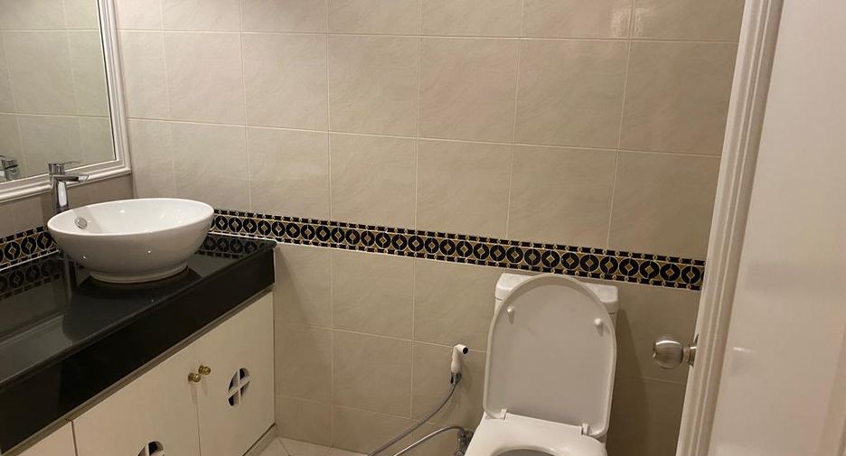 For sale 3 bed condo in Watthana, Bangkok