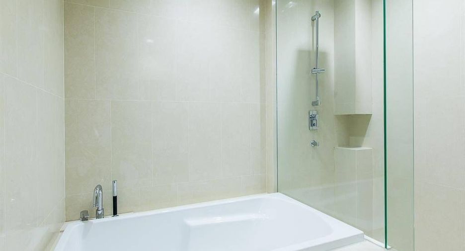 Condo en alquiler y en venta de 2 habitaciones en Khlong Toei, Bangkok