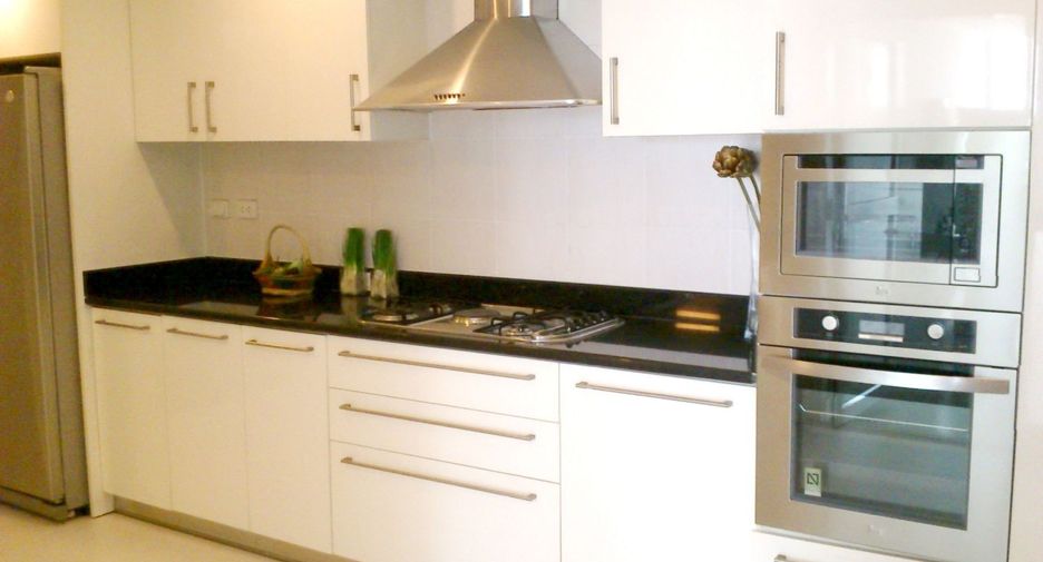 For rent 4 bedrooms apartment in Khlong Toei, Bangkok
