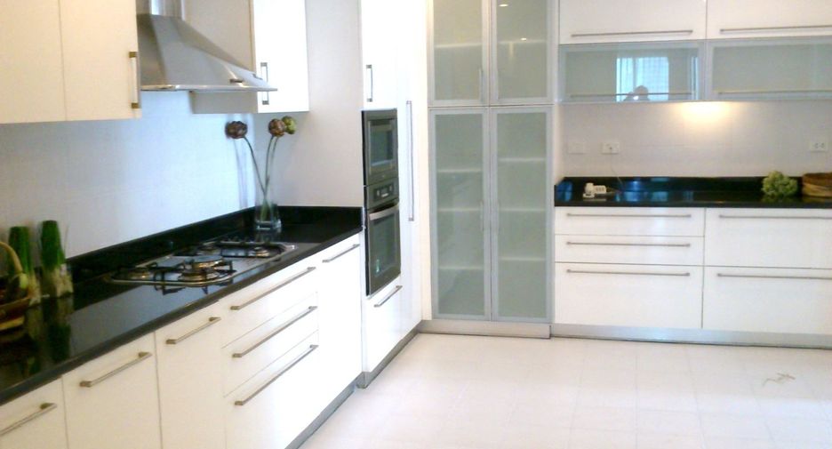 For rent 4 bedrooms apartment in Khlong Toei, Bangkok
