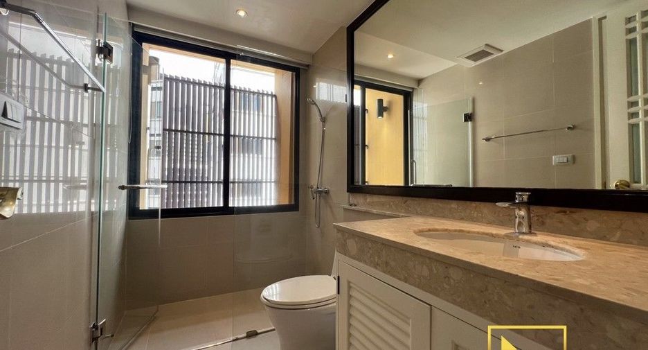 For rent 2 bedrooms condo in Pathum Wan, Bangkok