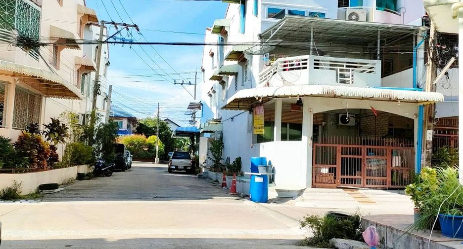 For sale 4 ベッドルーム townhouse in Bang Khae, Bangkok
