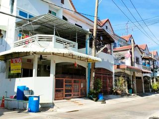 For sale 4 ベッドルーム townhouse in Bang Khae, Bangkok