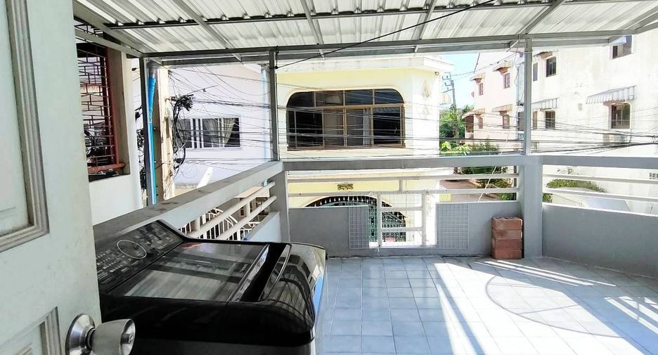 For sale 4 ベッドルーム townhouse in Bang Khae, Bangkok