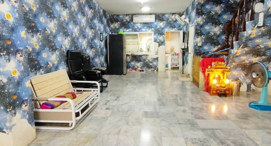 For sale 4 ベッドルーム townhouse in Bang Khae, Bangkok
