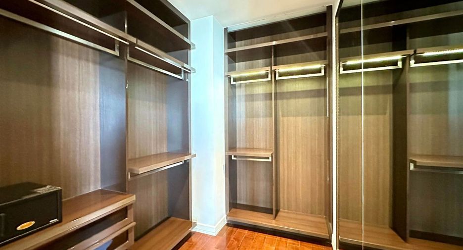 Condo en alquiler de 3 habitaciones en Khlong Toei, Bangkok