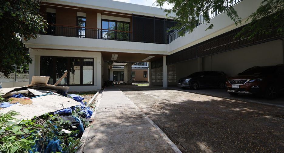 Casa en venta de 4 habitaciones en Din Daeng, Bangkok