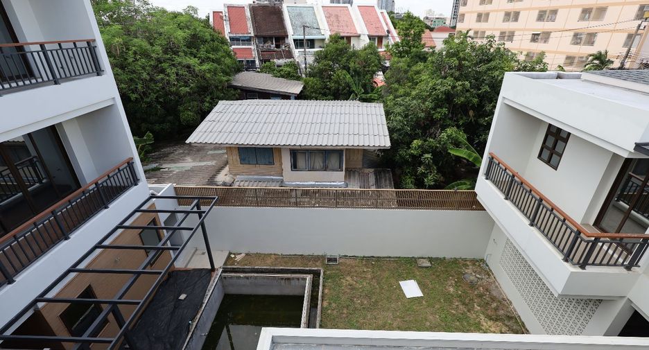 Casa en venta de 4 habitaciones en Din Daeng, Bangkok