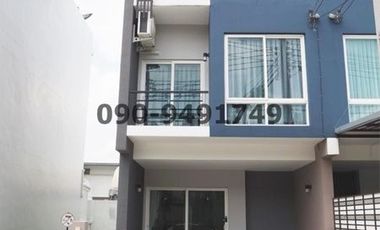 Casa adosada en venta de 3 habitaciones en Khan Na Yao, Bangkok
