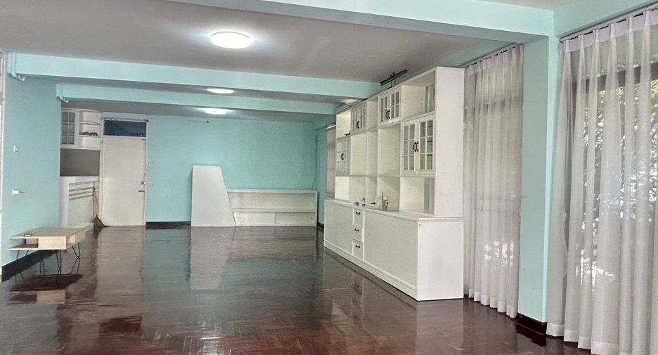 À louer 5 chambres maison à Huai Khwang, Bangkok