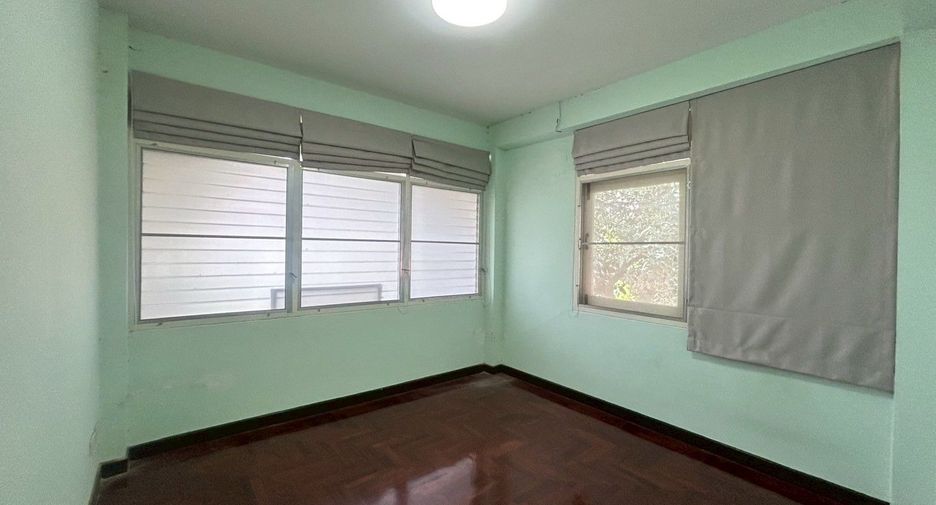 À louer 5 chambres maison à Huai Khwang, Bangkok
