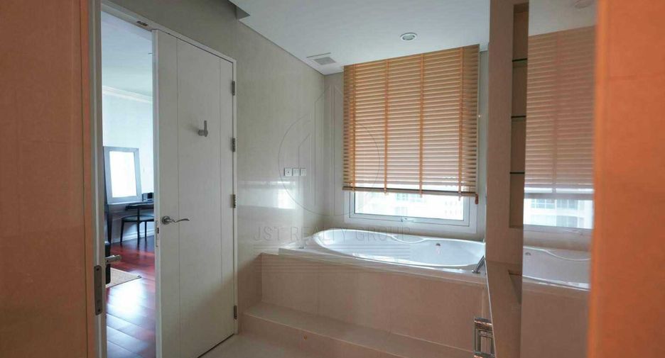 For rent 4 bedrooms condo in Pathum Wan, Bangkok