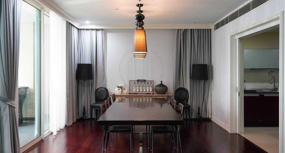 For rent 4 bedrooms condo in Pathum Wan, Bangkok