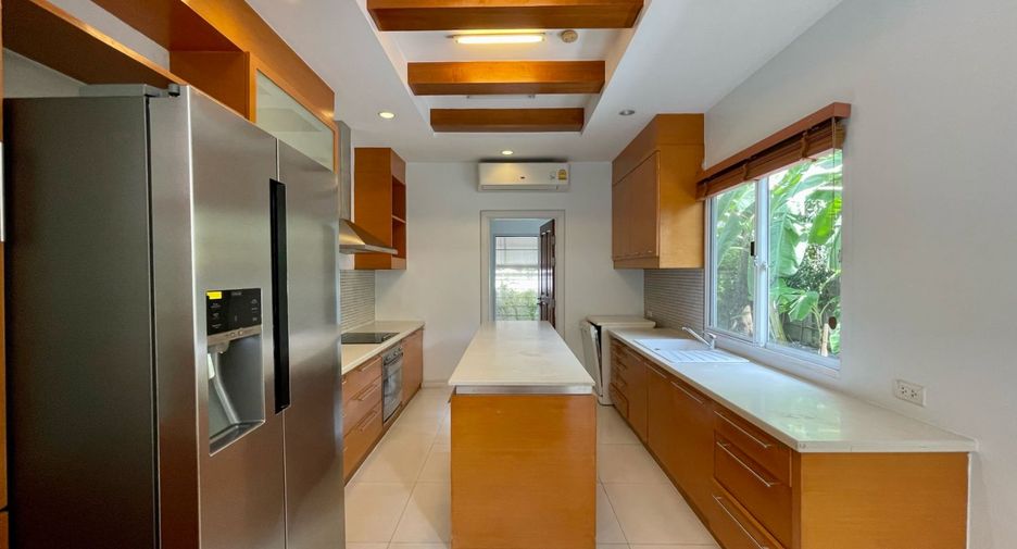Casa en alquiler de 4 habitaciones en Khlong Toei, Bangkok
