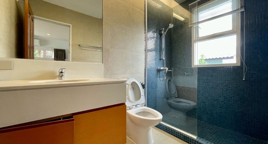 Casa en alquiler de 4 habitaciones en Khlong Toei, Bangkok