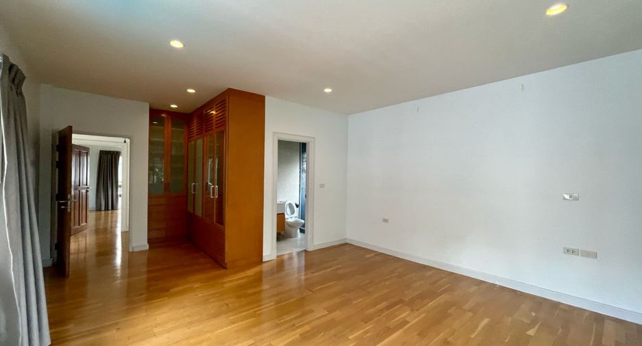 Casa en alquiler de 4 habitaciones en Khlong Toei, Bangkok