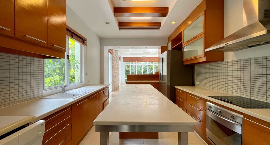 Casa en alquiler de 4 habitaciones en Khlong Toei, Bangkok