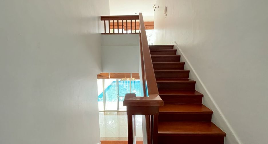Casa en alquiler de 4 habitaciones en Khlong Toei, Bangkok
