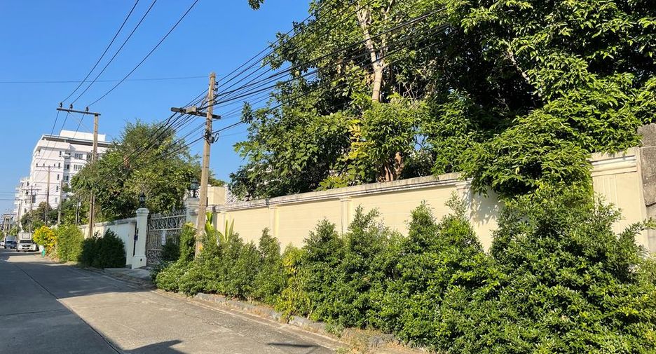 Haus zur Miete und zum Kauf mit 4 Zimmer in Phra Khanong, Bangkok
