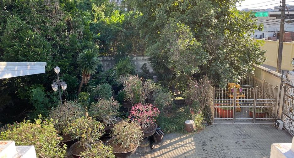 Haus zur Miete und zum Kauf mit 4 Zimmer in Phra Khanong, Bangkok