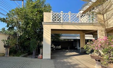 Casa en alquiler y en venta de 4 habitaciones en Phra Khanong, Bangkok