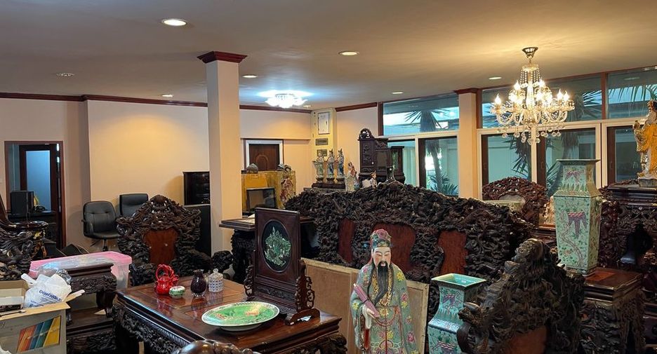 Haus zur Miete und zum Kauf mit 4 Zimmer in Phra Khanong, Bangkok
