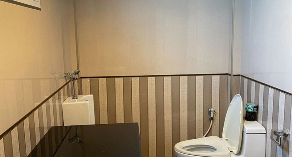 Haus zur Miete und zum Kauf mit 4 Zimmer in Phra Khanong, Bangkok