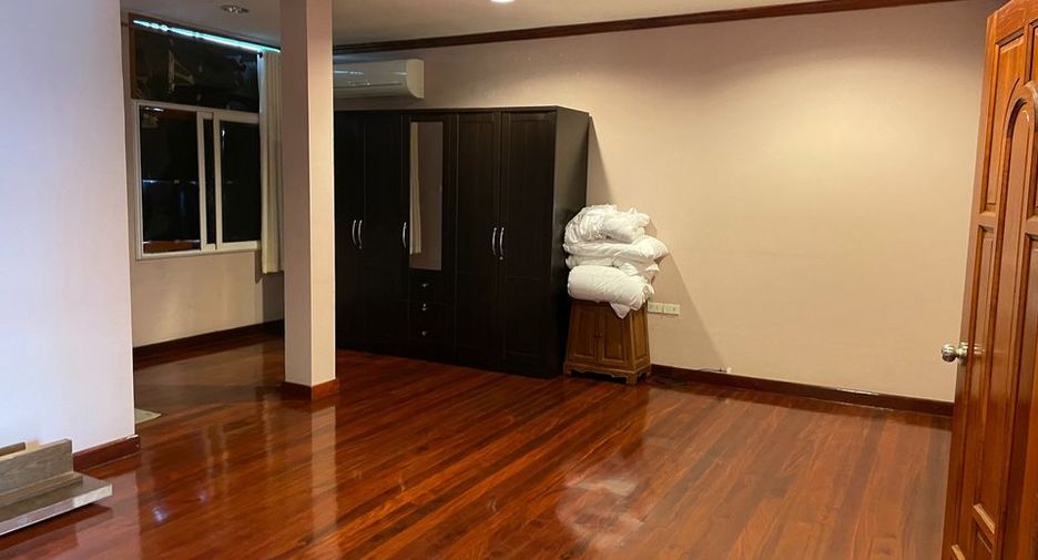 Haus zur Miete und zum Kauf mit 4 Zimmer in Phra Khanong, Bangkok