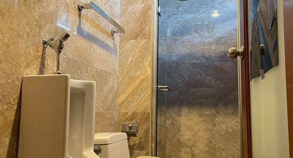 Haus zur Miete und zum Kauf mit 4 Zimmer in Phra Khanong, Bangkok