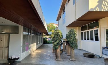 Casa en alquiler y en venta de 4 habitaciones en Phra Khanong, Bangkok